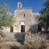 Il prospetto � aperto esclusivamente da tre porte rettangolari e da una finestrella collocata in alto. L�entrata centrale � sormontata da archivolto leggermente aggettante con lunetta semicircolare cieca